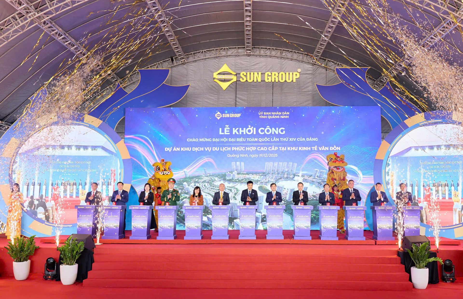 C&aacute;c đại biểu bấm n&uacute;t khởi c&ocirc;ng Khu dịch vụ du lịch phức hợp cao cấp casino tại V&acirc;n Đồn, Quảng Ninh trị gi&aacute; hơn 2 tỷ USD.