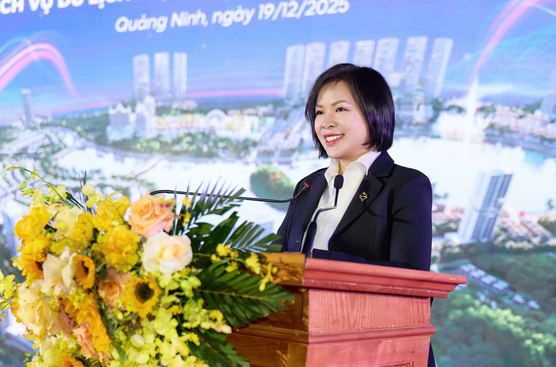 B&agrave; Nguyễn Th&aacute;i Ho&agrave;i Anh, Ph&oacute; Tổng Gi&aacute;m đốc Tập đo&agrave;n Sun Group ph&aacute;t biểu tại Lễ khởi c&ocirc;ng Khu dịch vụ du lịch phức hợp cao cấp casino tại V&acirc;n Đồn, Quảng Ninh .