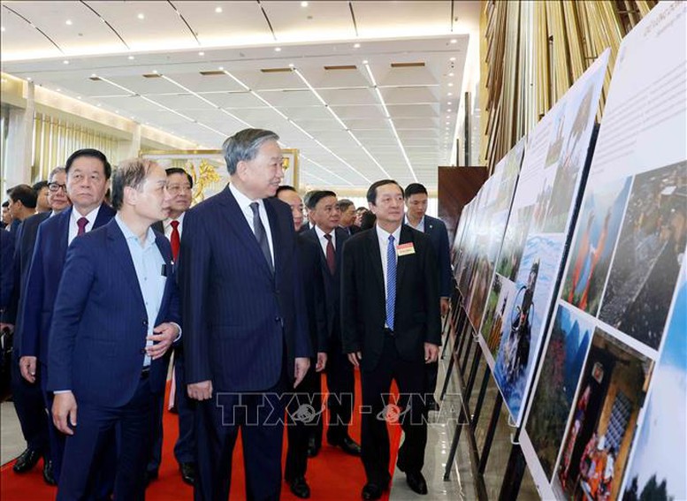 Tổng Bí thư Tô Lâm tham quan trưng bày ảnh tại hội nghị - Ảnh: TTXVN Tổng Bí thư Tô Lâm tham quan trưng bày ảnh tại hội nghị - Ảnh: TTXVN