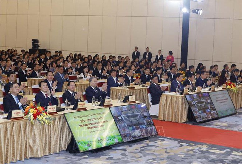 Tổng Bí thư Tô Lâm và lãnh đạo Đảng, Nhà nước dự Hội nghị toàn quốc tổng kết công tác Tuyên giáo và Dân vận năm 2025, triển khai nhiệm vụ năm 2026 - Ảnh: TTXVN Tổng Bí thư Tô Lâm và lãnh đạo Đảng, Nhà nước dự Hội nghị toàn quốc tổng kết công tác Tuyên giáo và Dân vận năm 2025, triển khai nhiệm vụ năm 2026 - Ảnh: TTXVN