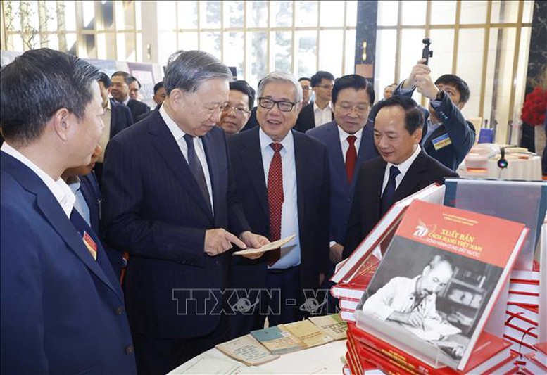 Tổng Bí thư Tô Lâm tham quan không gian trưng bày sách - Ảnh: TTXVN Tổng Bí thư Tô Lâm tham quan không gian trưng bày sách - Ảnh: TTXVN