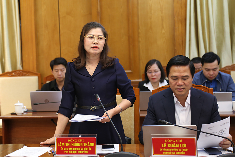 Đồng chí Lâm Thị Hương Thành đóng góp ý kiến về tình hình kinh tế - xã hội tháng 12. Đồng chí Lâm Thị Hương Thành đóng góp ý kiến về tình hình kinh tế - xã hội tháng 12.