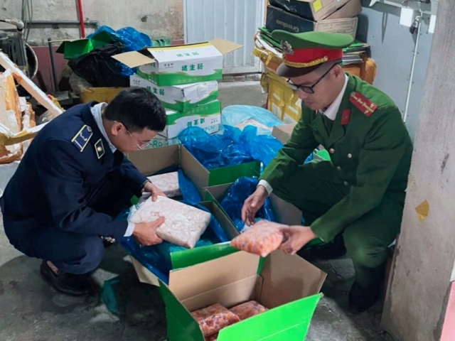 Nghệ An thu giữ hơn 300 kg thực phẩm đông lạnh không bảo đảm an toàn thực phẩm