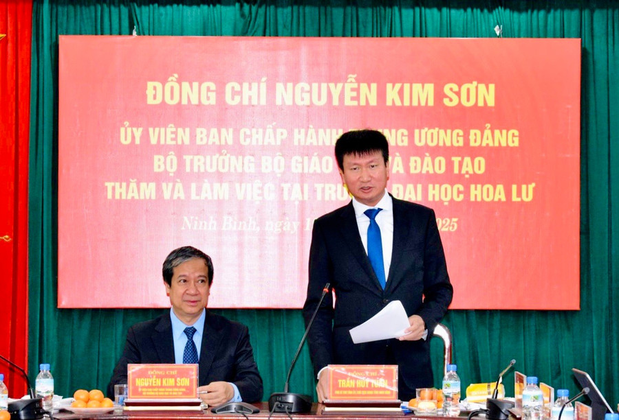 Chủ tịch UBND tỉnh Ninh B&igrave;nh Trần Huy Tuấn ph&aacute;t biểu