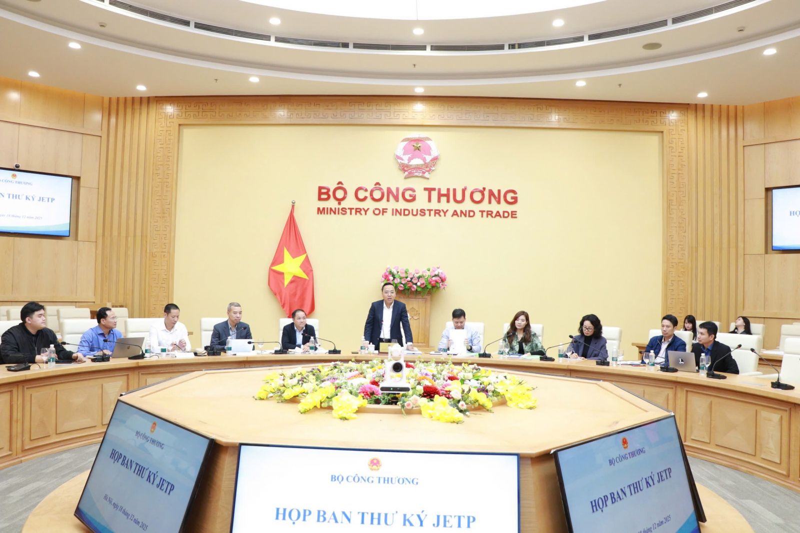 Thứ trưởng Bộ Công Thương Nguyễn Hoàng Long chủ trì cuộc họp. Thứ trưởng Bộ Công Thương Nguyễn Hoàng Long chủ trì cuộc họp.