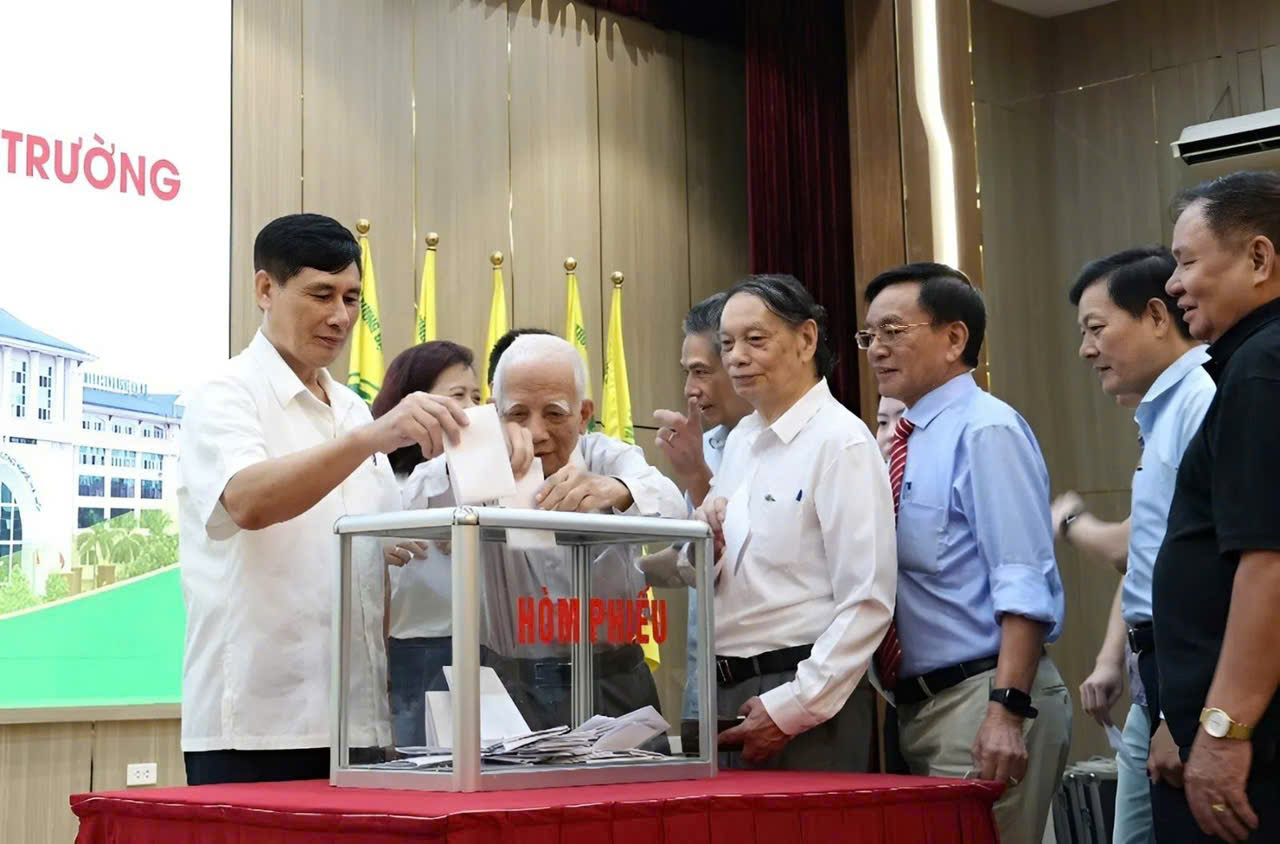 C&aacute;c đại biểu tham gia bỏ phiếu tại Hội nghị nh&agrave; đầu tư bầu th&agrave;nh vi&ecirc;n Hội đồng Trường Trường Đại học Kinh doanh v&agrave; C&ocirc;ng nghệ H&agrave; Nội nhiệm kỳ 2025&ndash;2030.