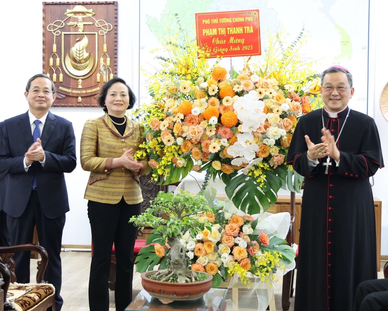 Ph&oacute; Thủ tướng Phạm Thị Thanh Tr&agrave; ch&uacute;c mừng Gi&aacute;ng sinh an l&agrave;nh tới Gi&aacute;m mục Đỗ Quang Khang, c&aacute;c vị chức sắc, tu sĩ v&agrave; to&agrave;n thể đồng b&agrave;o gi&aacute;o d&acirc;n Gi&aacute;o phận Bắc Ninh - Ảnh: VGP/Thu Giang