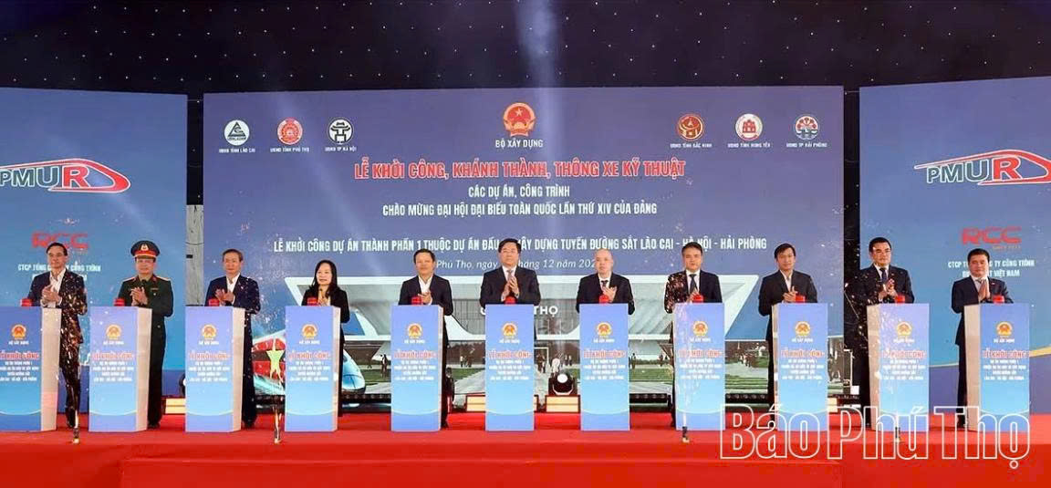 Đồng ch&iacute; Chủ tịch UBND tỉnh Trần Duy Đ&ocirc;ng c&ugrave;ng c&aacute;c đại biểu thực hiện nghi thức ấn n&uacute;t khởi c&ocirc;ng Ga Ph&uacute; Thọ thuộc dự &aacute;n Đầu tư x&acirc;y dựng tuyến đường sắt L&agrave;o Cai &ndash; H&agrave; Nội &ndash; Hải Ph&ograve;ng.