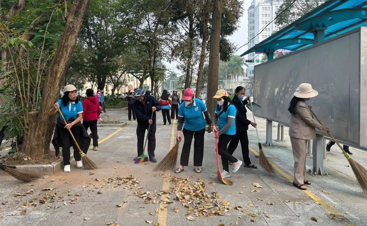 ra qu&acirc;n tổng dọn vệ sinh m&ocirc;i trường khu vực Hồ Th&agrave;nh.