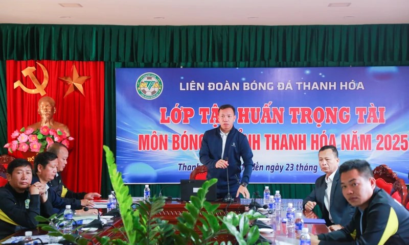 &Ocirc;ng Nguyễn Trung Ki&ecirc;n, giảng vi&ecirc;n LĐBĐ Việt Nam truyền đạt chuy&ecirc;n đề tại lớp tập huấn.