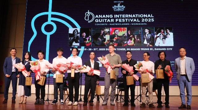 Ban tổ chức tặng hoa cho c&aacute;c nghệ sĩ tham gia Li&ecirc;n hoan Guitar quốc tế 2025.