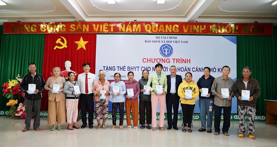 &Ocirc;ng V&otilde; Tiến Nam - Ph&oacute; Gi&aacute;m đốc Agribank Chi nh&aacute;nh Đắk Lắk&nbsp;trao tặng thẻ BHYT cho người d&acirc;n c&oacute; ho&agrave;n cảnh kh&oacute; khăn tr&ecirc;n địa b&agrave;n x&atilde; Ph&uacute; H&ograve;a 2
