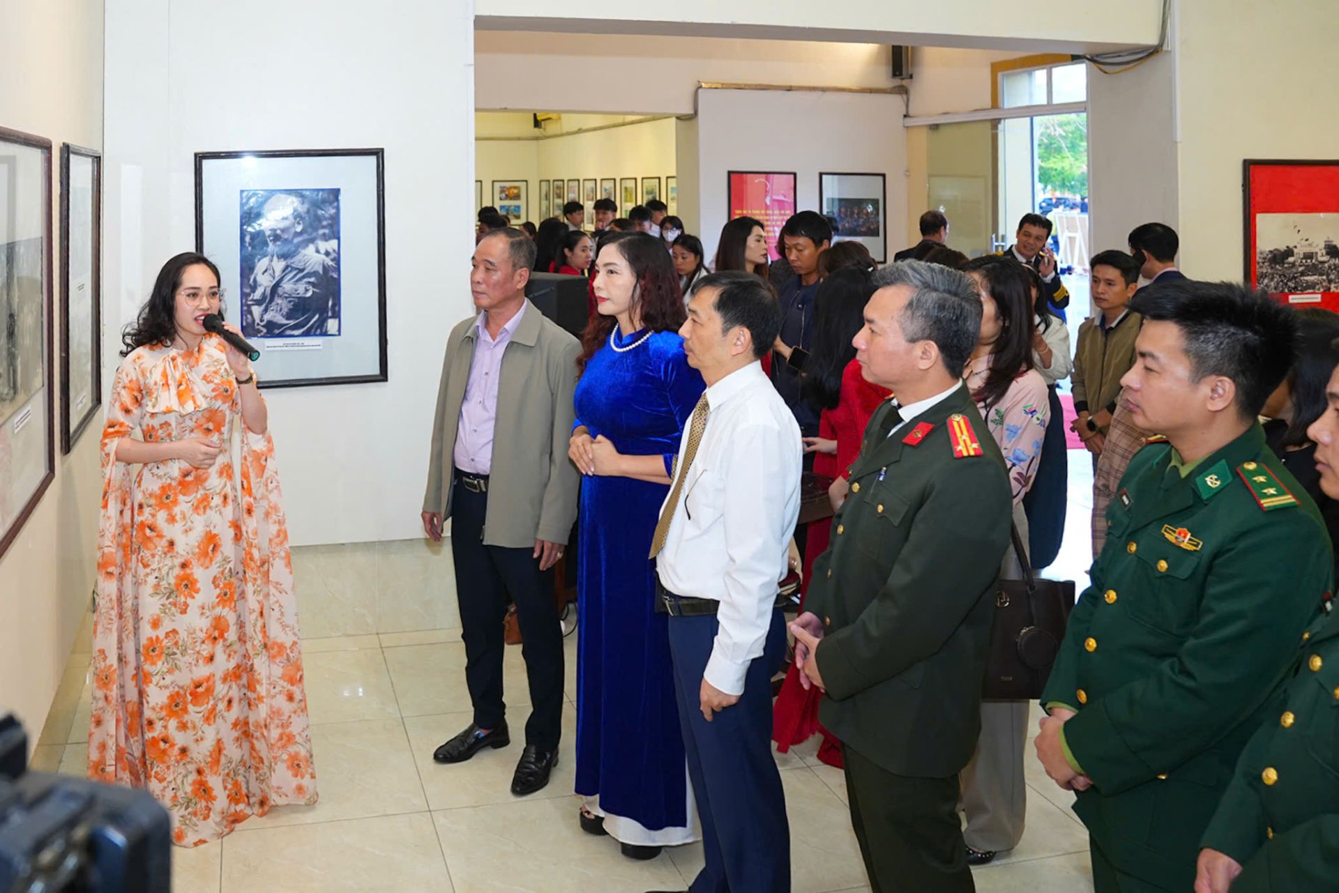 Đại biểu tham quan Triển l&atilde;m.