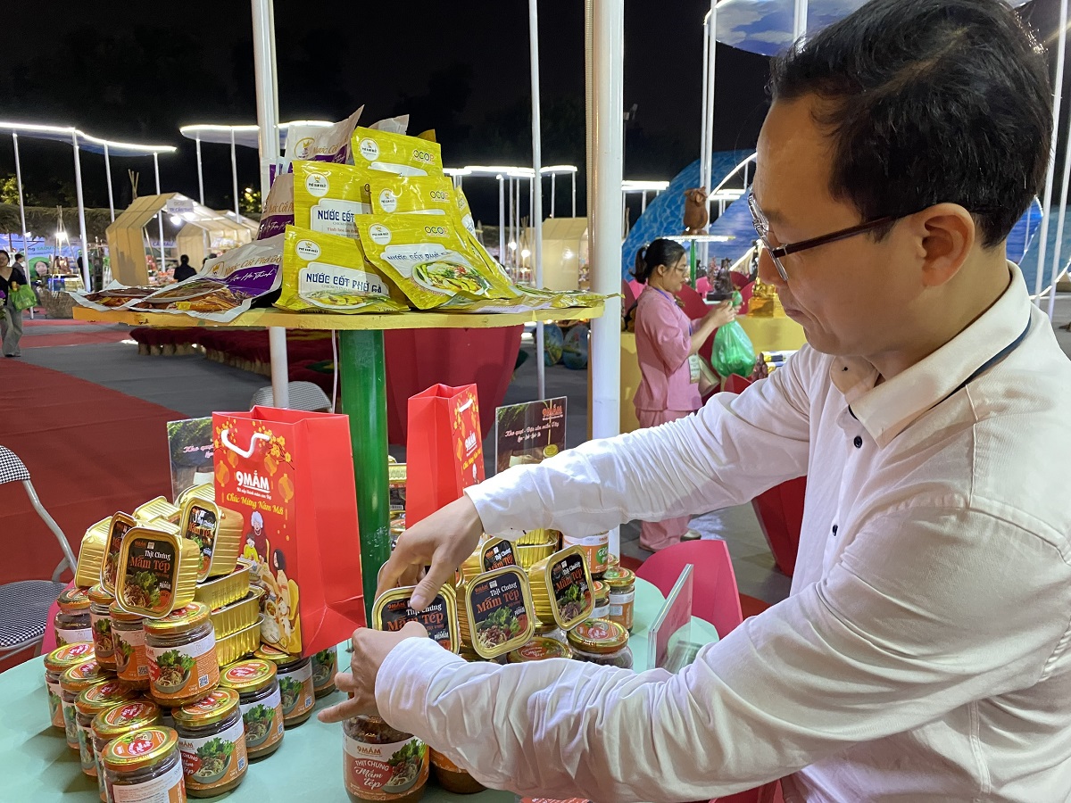 Một gian h&agrave;ng giới thi