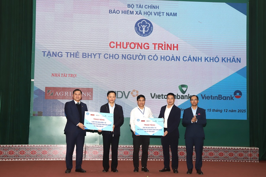 Agribank tặng gần 8.000 thẻ BHYT cho người có hoàn cảnh khó khăn trước thềm năm mới