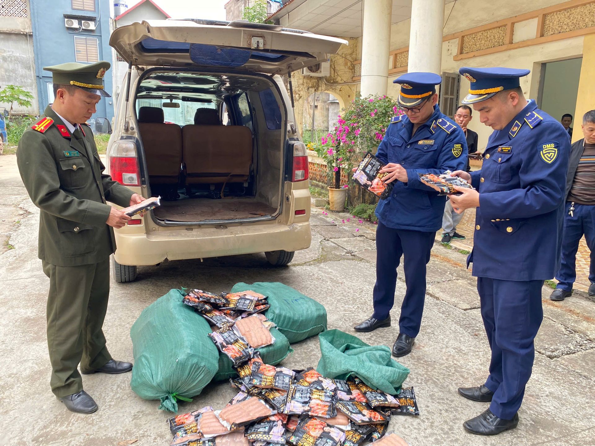 Lạng Sơn: Ngăn chặn xe ô tô vận chuyển hàng trăm túi xúc xích nhập lậu