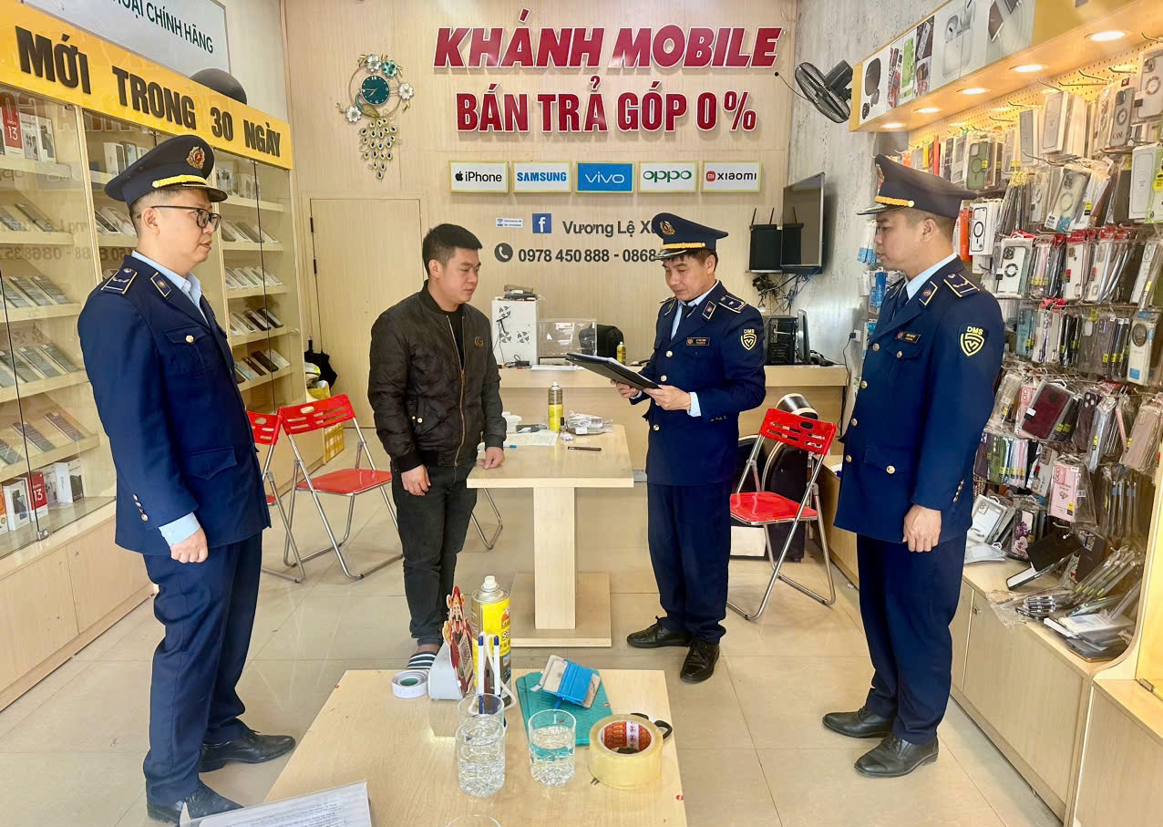 Lạng Sơn: Tạm giữ lô điện thoại và phụ kiện nghi giả mạo nhãn hiệu tại Đình Lập và Lộc Bình