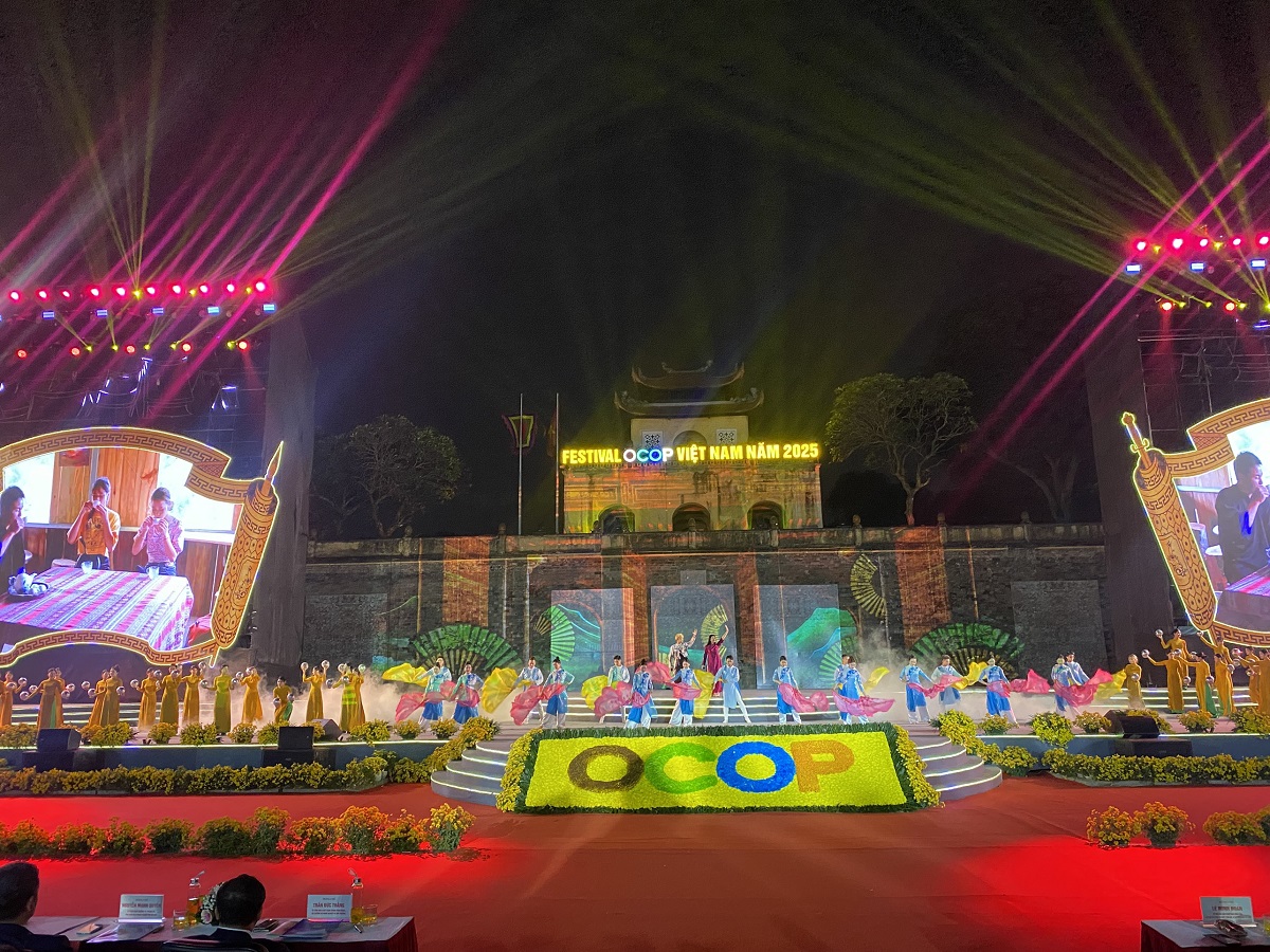 Chương tr&igrave;nh văn nghệ ch&agrave;o mừng sự kiện