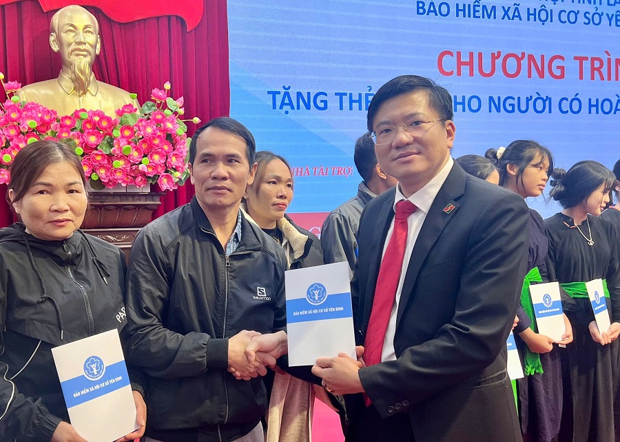 &Ocirc;ng Tạ Quang Khả - Ph&oacute; Gi&aacute;m đốc Agribank Chi nh&aacute;nh Y&ecirc;n B&aacute;i đ&atilde; tham dự Chương tr&igrave;nh v&agrave; trực tiếp trao tặng thẻ Bảo hiểm y tế tới&nbsp;những người c&oacute; ho&agrave;n cảnh kh&oacute; khăn tại địa b&agrave;n tỉnh L&agrave;o Cai