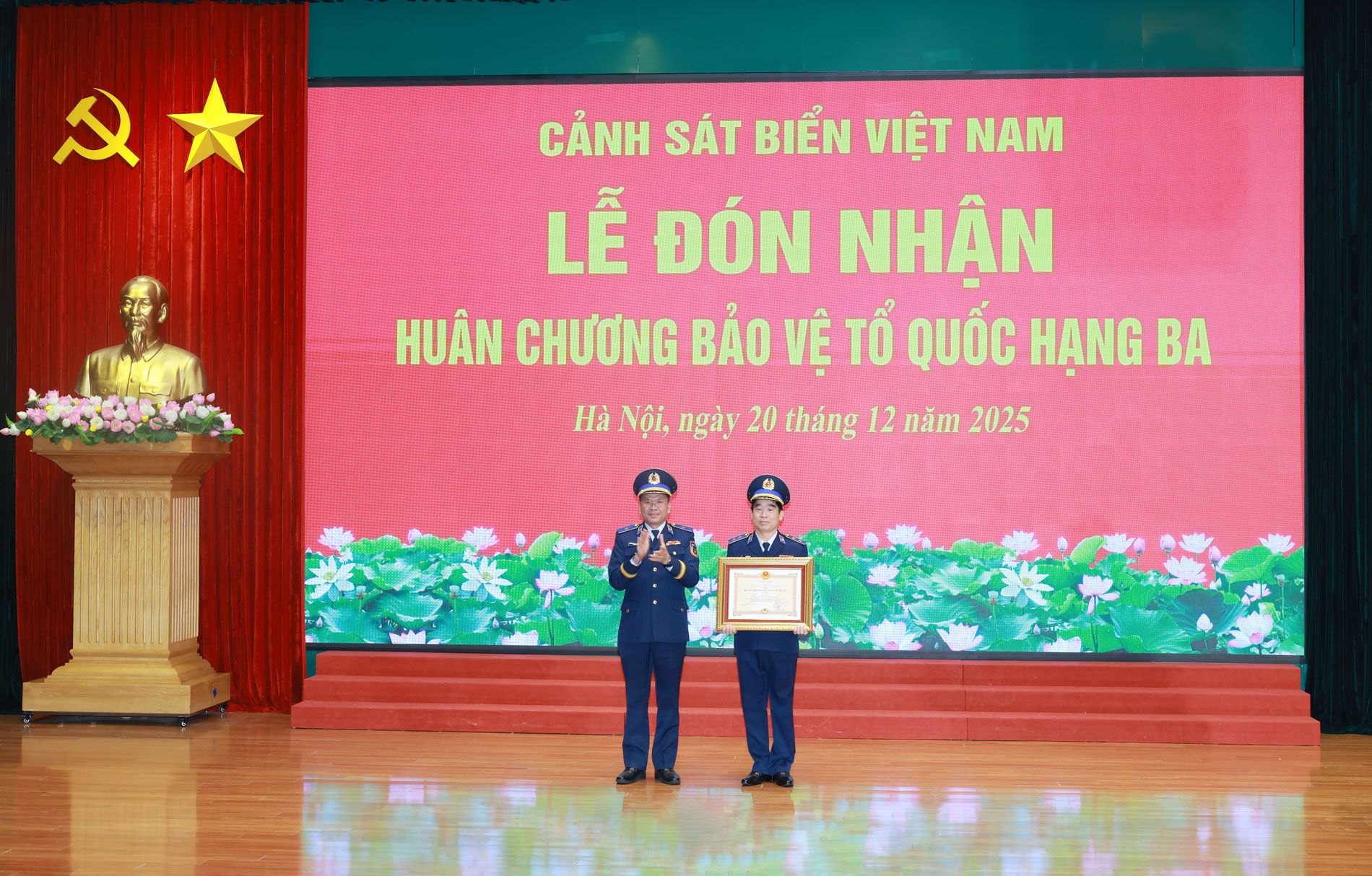 Trung tướng Bùi Quốc Oai - Chính ủy Cảnh sát biển Việt Nam nhận Huân chương Bảo vệ Tổ quốc hạng Ba. Trung tướng Bùi Quốc Oai - Chính ủy Cảnh sát biển Việt Nam nhận Huân chương Bảo vệ Tổ quốc hạng Ba.