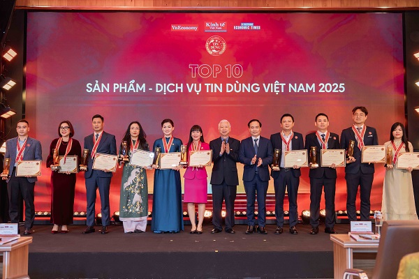 Lãnh đạo các đơn vị có sản phẩm được vinh danh chụp ảnh lưu niệm với lãnh đạo VnEconomy Lãnh đạo các đơn vị có sản phẩm được vinh danh chụp ảnh lưu niệm với lãnh đạo VnEconomy