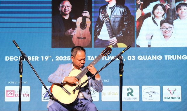 Nghệ sĩ Australia gốc Việt L&ecirc; Ho&agrave;ng Minh biểu diễn tại Li&ecirc;n hoan Guitar quốc tế 2025.