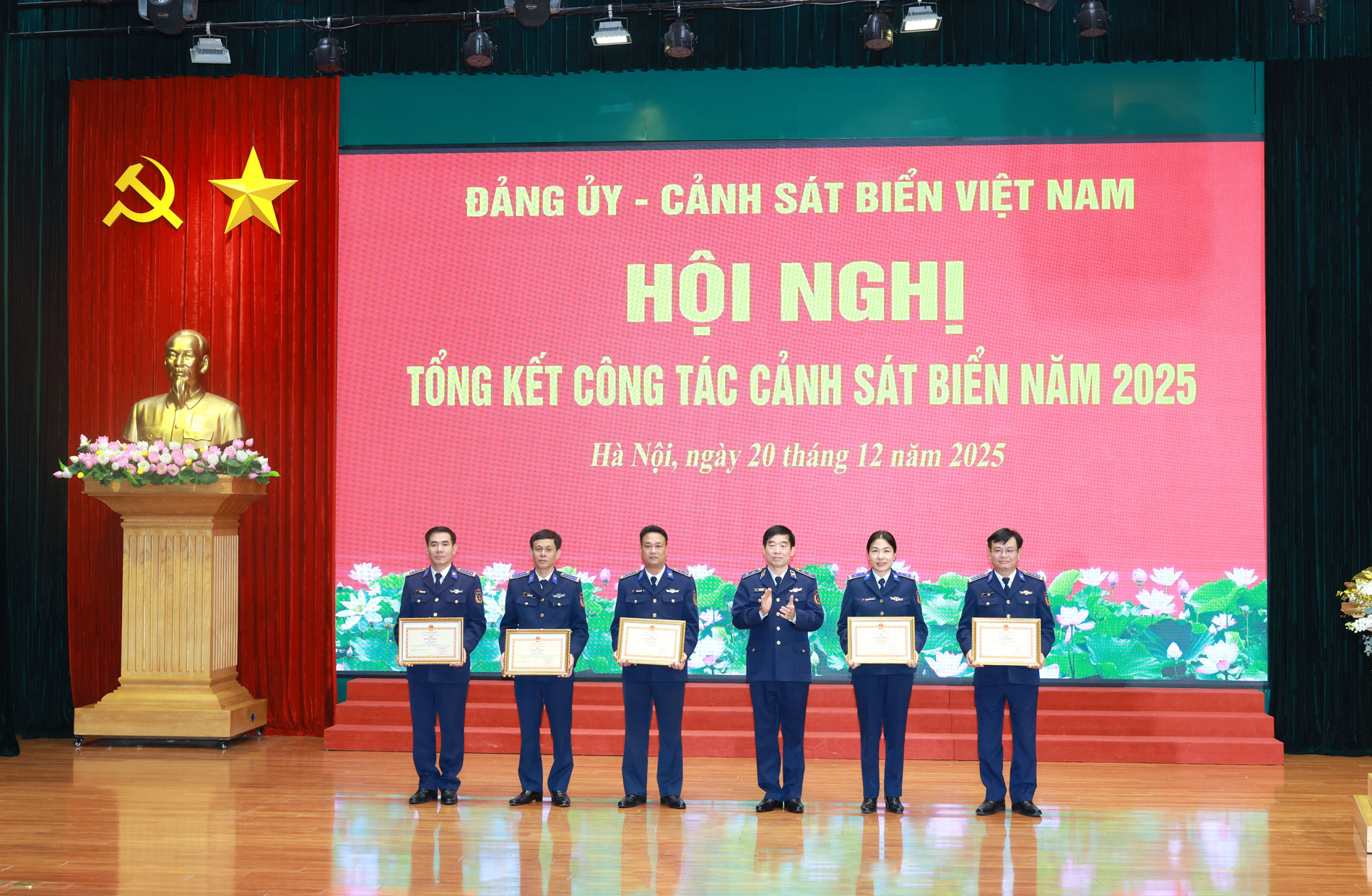 Thừa ủy quyền Thủ trưởng cấp trên, Trung tướng Bùi Quốc Oai – Chính ủy Cảnh sát biển Việt Nam tặng Bằng khen của Bộ trưởng Bộ Quốc phòng tặng các tập thể. Thừa ủy quyền Thủ trưởng cấp trên, Trung tướng Bùi Quốc Oai – Chính ủy Cảnh sát biển Việt Nam tặng Bằng khen của Bộ trưởng Bộ Quốc phòng tặng các tập thể.