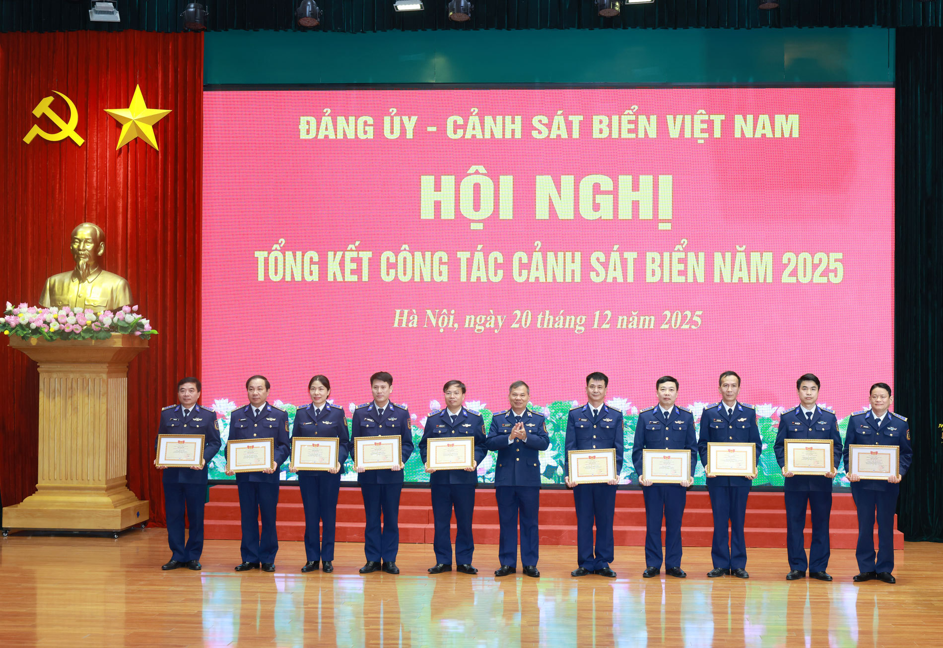 Thủ trưởng Cảnh sát biển Việt Nam trao Danh hiệu Chiến sĩ Thi đua cơ sở cho các cá nhân. Thủ trưởng Cảnh sát biển Việt Nam trao Danh hiệu Chiến sĩ Thi đua cơ sở cho các cá nhân.