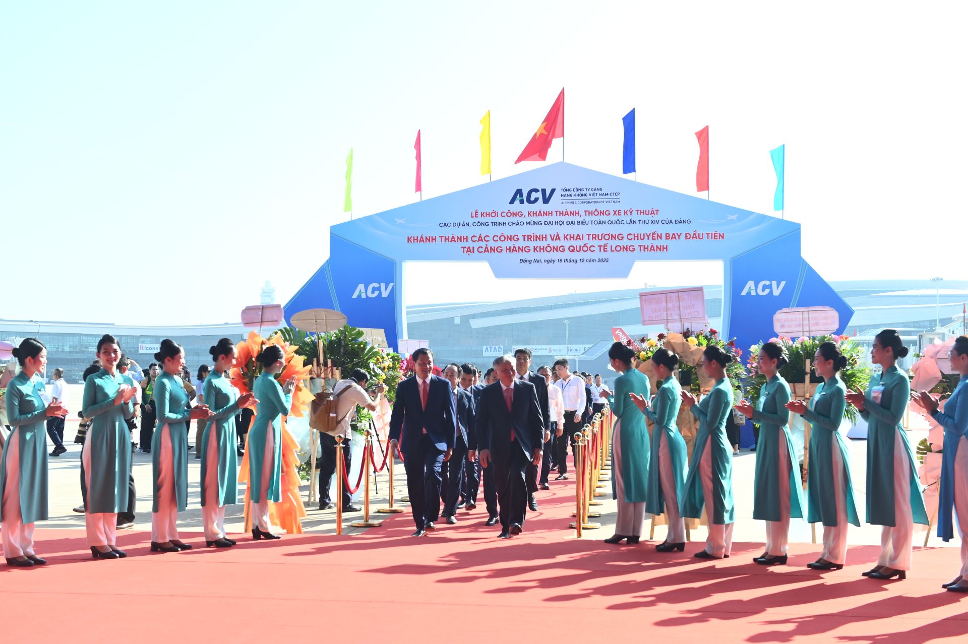 Ủy vi&ecirc;n Bộ Ch&iacute;nh trị, Ph&oacute; Thủ tướng Thường trực Ch&iacute;nh phủ Nguyễn H&ograve;a B&igrave;nh v&agrave; B&iacute; thư Tỉnh ủy, Trưởng đo&agrave;n Đại biểu Quốc hội tỉnh Đồng Nai Vũ Hồng Văn c&ugrave;ng c&aacute;c đại biểu tham dự buổi Lễ