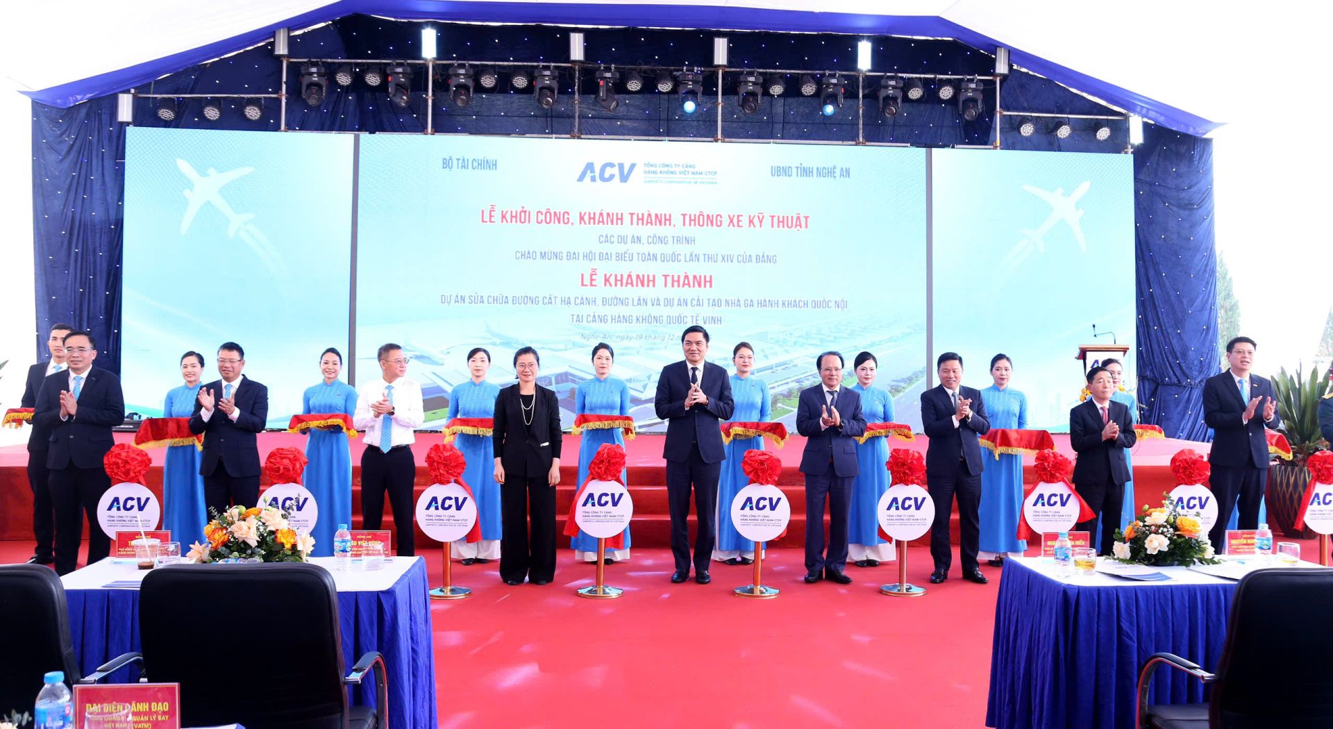 C&aacute;c đại biểu thực hiện nghi thức kh&aacute;nh th&agrave;nh c&aacute;c hạng mục n&acirc;ng cấp Cảng HKQT Vinh