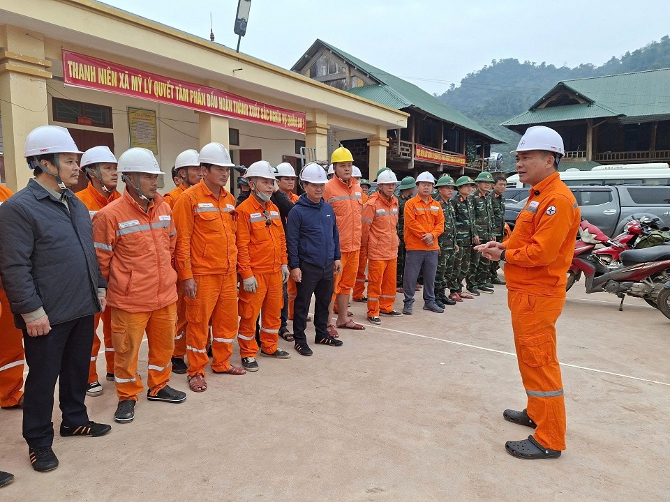 Ông Phạm Công Thành - Giám đốc Công ty Điện lực Nghệ An, trực tiếp phổ biến kế hoạch, quán triệt các phương án tổ chức thực hiện và yêu cầu nghiêm túc đảm bảo tuyệt đối công tác an toàn, trước khi các lực lượng xuất quân triển khai nhiệm vụ đưa điện về các bản vùng lõm miền Tây Nghệ An. Ông Phạm Công Thành - Giám đốc Công ty Điện lực Nghệ An, trực tiếp phổ biến kế hoạch, quán triệt các phương án tổ chức thực hiện và yêu cầu nghiêm túc đảm bảo tuyệt đối công tác an toàn, trước khi các lực lượng xuất quân triển khai nhiệm vụ đưa điện về các bản vùng lõm miền Tây Nghệ An.