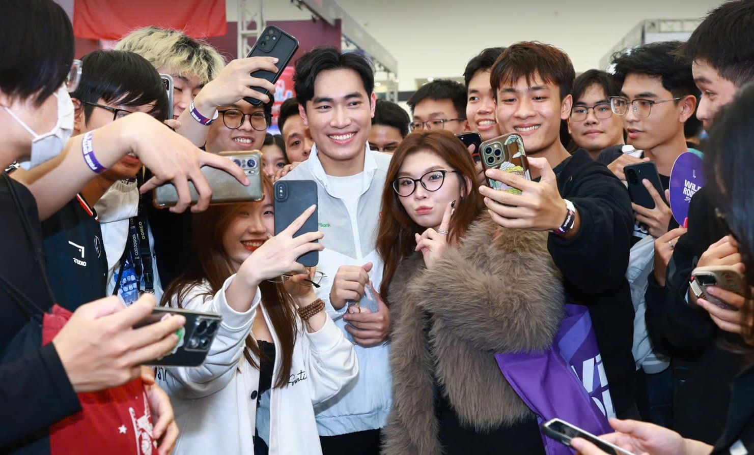 Điểm mặt dàn trai xinh gái đẹp gây sốt tại sự kiện VPBank presents eSport Festival: Legends Unite