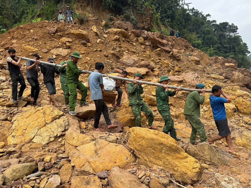 Lực lượng Quân đội, Công an và bà con dân bản cùng đồng lòng hỗ trợ vận chuyển vật tư, thiết bị và bản. Lực lượng Quân đội, Công an và bà con dân bản cùng đồng lòng hỗ trợ vận chuyển vật tư, thiết bị và bản.