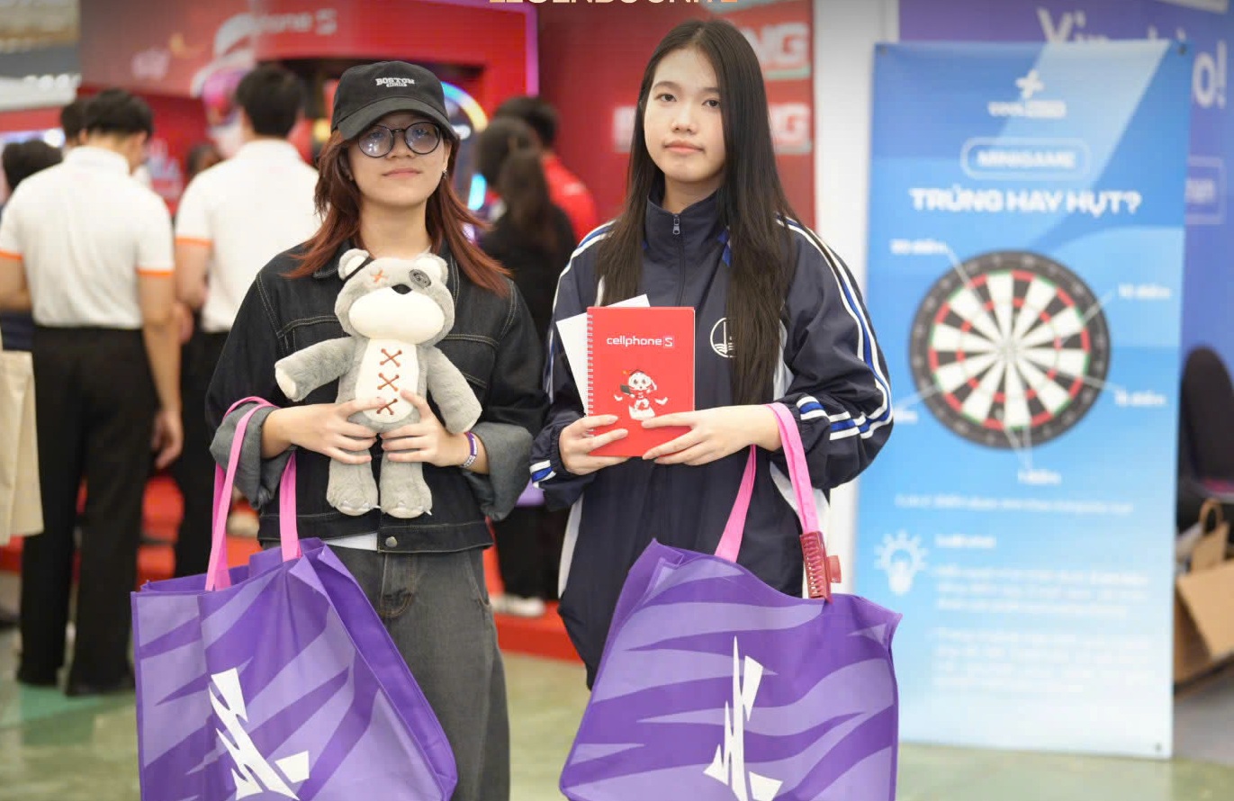 Hàng dài fan hâm mộ xếp hàng chiêm ngưỡng cup vô địch của T1 Hàng dài fan hâm mộ xếp hàng chiêm ngưỡng cup vô địch của T1