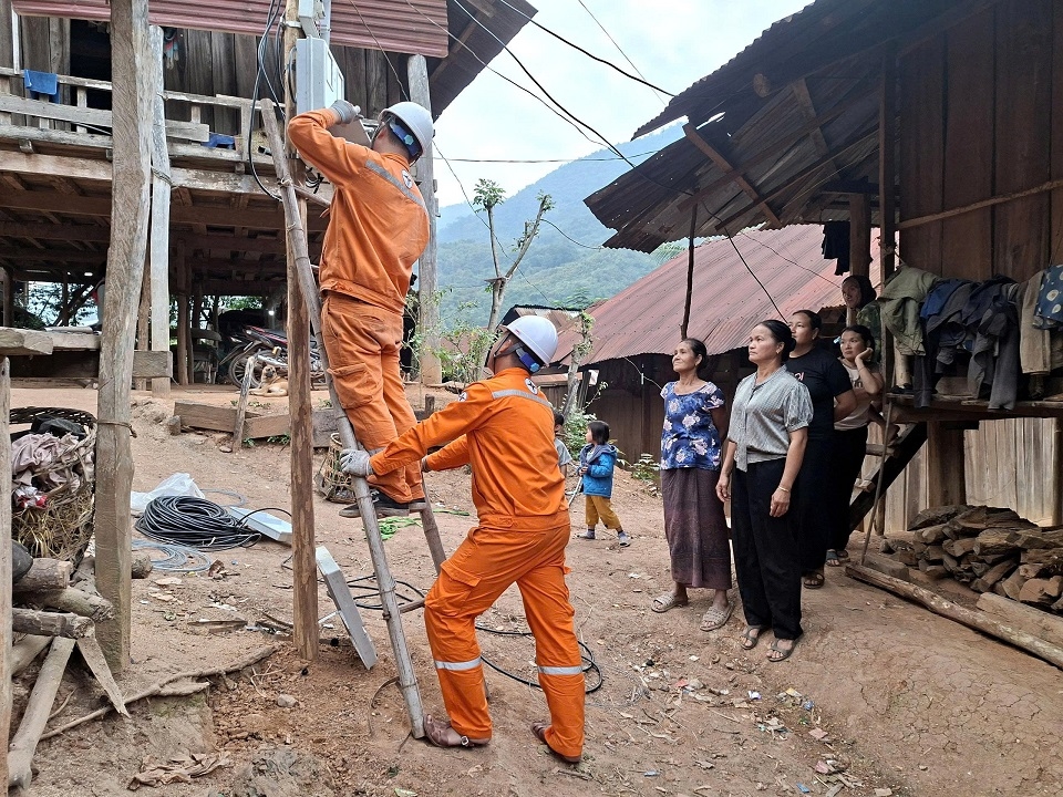 Công nhân Công ty Điện lực Nghệ An hăng say làm việc, quyết tâm hoàn thành nhiệm vụ được giao. Công nhân Công ty Điện lực Nghệ An hăng say làm việc, quyết tâm hoàn thành nhiệm vụ được giao.