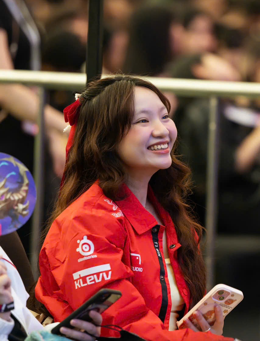 Một bạn trẻ hào hứng theo dõi trận thi đấu giữa các đội tuyển Một bạn trẻ hào hứng theo dõi trận thi đấu giữa các đội tuyển