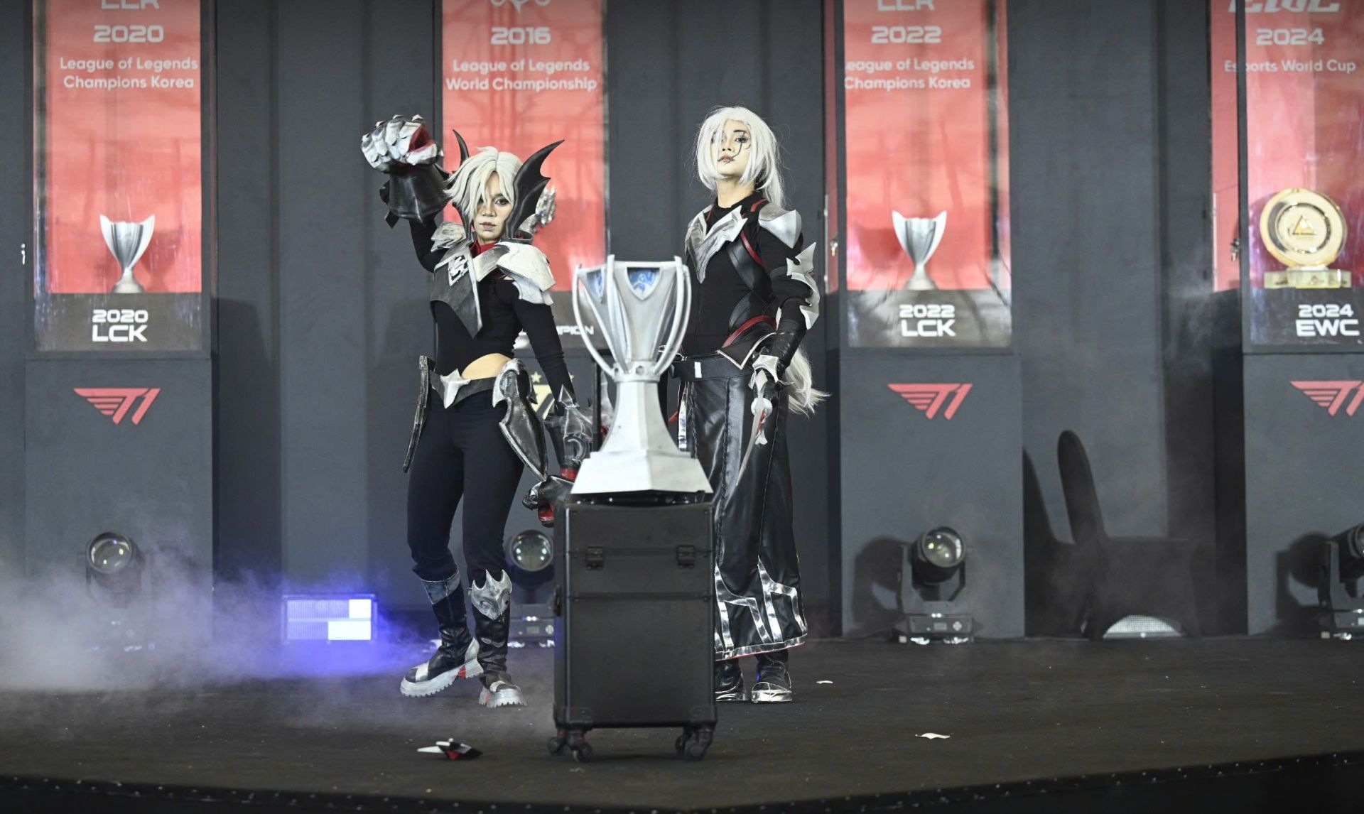 Hai thí sinh trình diễn cosplay tại sự kiện Hai thí sinh trình diễn cosplay tại sự kiện