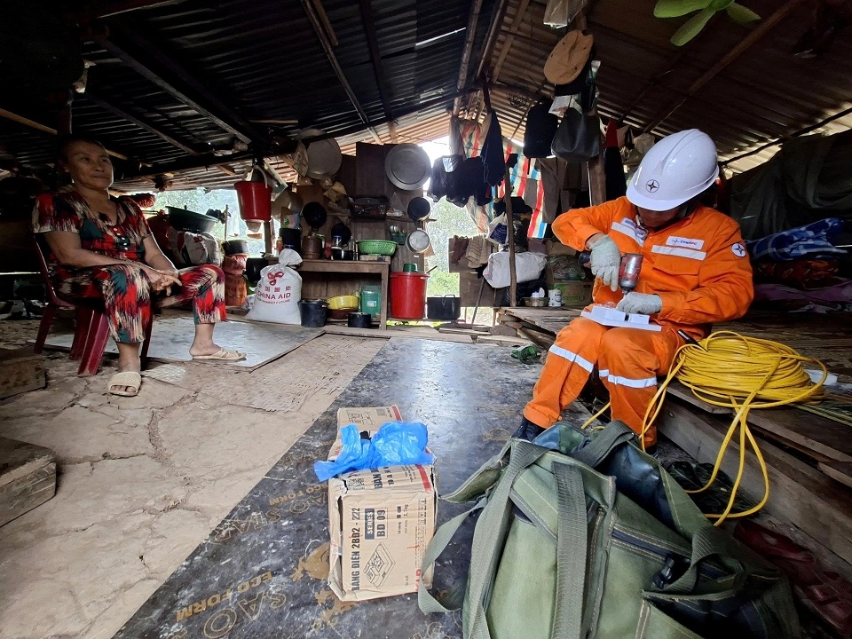 Hệ thống dây điện sau công tơ, bóng đèn, bảng điện... được ngành điện cấp miễn phí đến từng hộ gia đình dân bản. Hệ thống dây điện sau công tơ, bóng đèn, bảng điện... được ngành điện cấp miễn phí đến từng hộ gia đình dân bản.