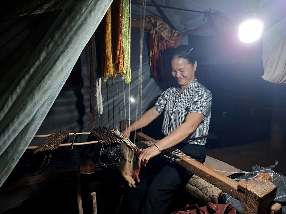 Điện về dưới mỗi mái nhà, niềm vui thể hiện rõ trên gương mặt bà con dân bản. Có điện, các chị có thể tranh thủ dệt vải vào buổi tối để kiếm thêm thu nhập. Điện về dưới mỗi mái nhà, niềm vui thể hiện rõ trên gương mặt bà con dân bản. Có điện, các chị có thể tranh thủ dệt vải vào buổi tối để kiếm thêm thu nhập.