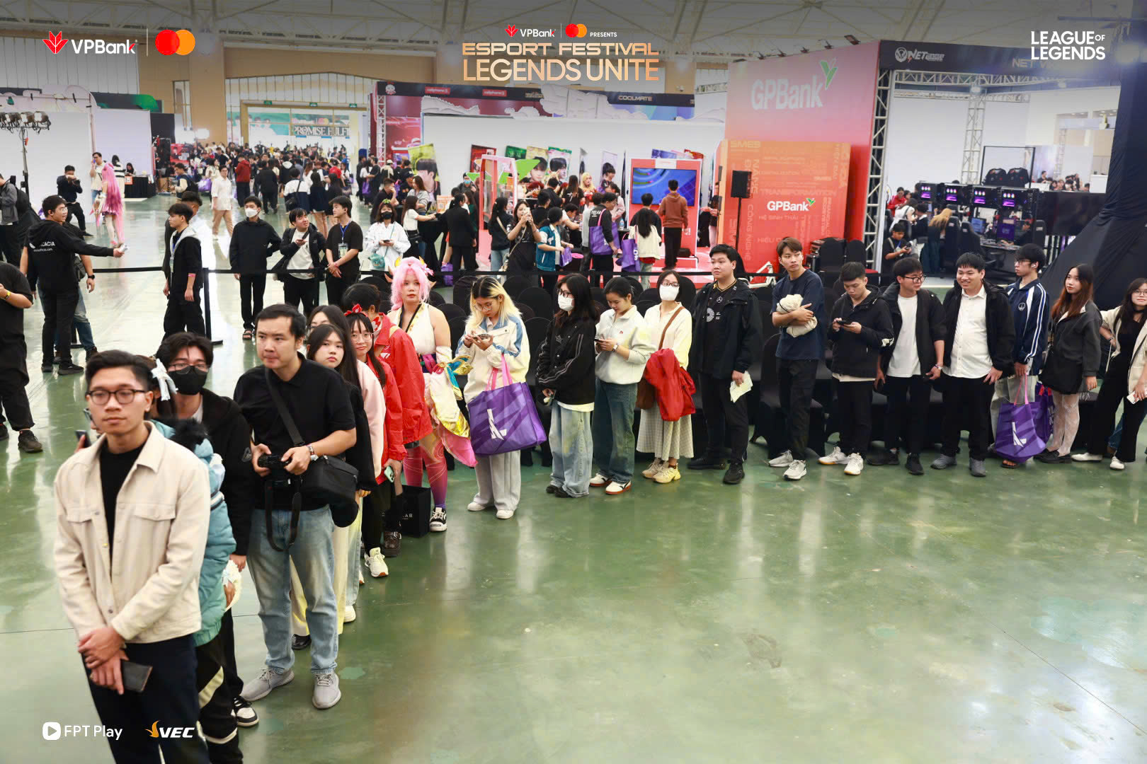 H&agrave;ng ngh&igrave;n fan xếp h&agrave;ng d&agrave;i chờ chụp ảnh check-in với bộ sưu tập c&uacute;p của T1