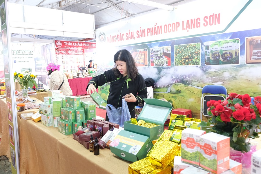 C&aacute;c gian h&agrave;ng trưng b&agrave;y c&aacute;c sản phẩm đặc trưng v&ugrave;ng miền