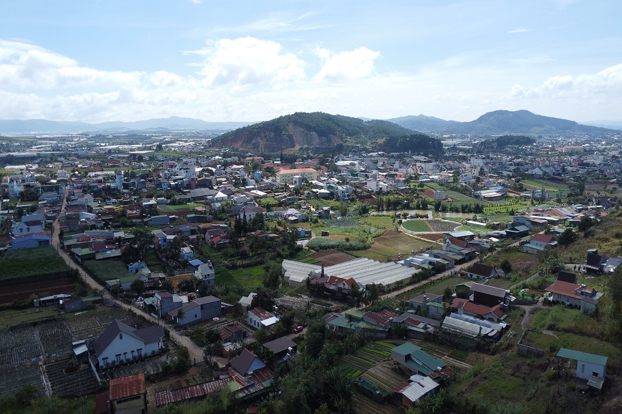 Cao nguy&ecirc;n Di Linh c&oacute; vị tr&iacute; trải d&agrave;i từ đ&egrave;o Bảo Lộc đến ch&acirc;n đ&egrave;o Prenn, hội tụ nhiều tiềm năng ph&aacute;t triển