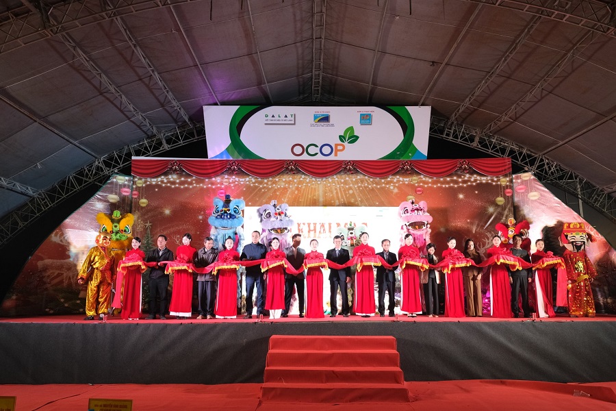 Cắt băng khai mạc Hội chợ