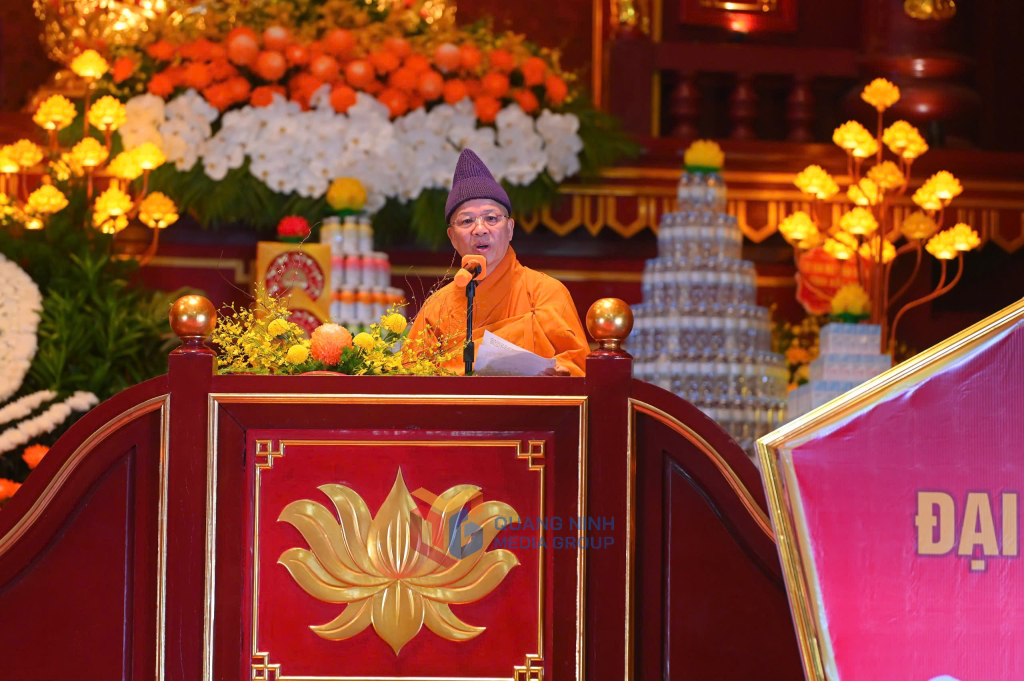 H&ograve;a thượng Th&iacute;ch Thanh Quyết, Ph&oacute; Chủ tịch Hội đồng Trị sự Gi&aacute;o hội Phật gi&aacute;o Việt Nam, Trưởng Ban Gi&aacute;o dục Phật gi&aacute;o Trung ương, Viện trưởng Học viện Phật gi&aacute;o Việt Nam, đọc diễn văn &ocirc;n lại cuộc đời, sự nghiệp v&agrave; t&ocirc;n vinh c&ocirc;ng đức của Đức vua - Phật ho&agrave;ng Trần Nh&acirc;n T&ocirc;ng.