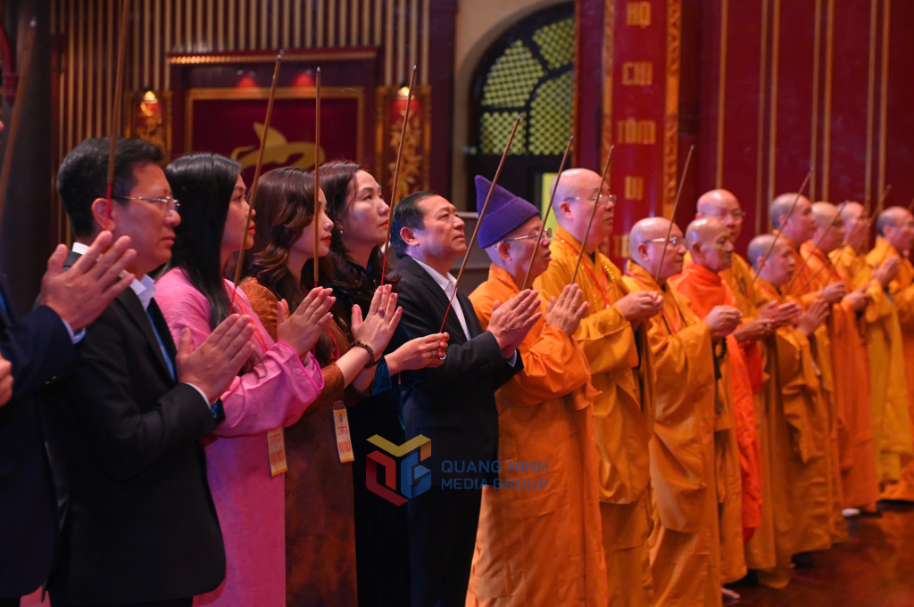 C&aacute;c đại biểu c&ugrave;ng c&aacute;c chư t&ocirc;n đức gi&aacute;o phẩm, tăng, ni, phật tử đ&atilde; th&agrave;nh k&iacute;nh d&acirc;ng hương tưởng niệm, tri &acirc;n c&ocirc;ng đức của Đức vua - Phật ho&agrave;ng Trần Nh&acirc;n T&ocirc;ng.