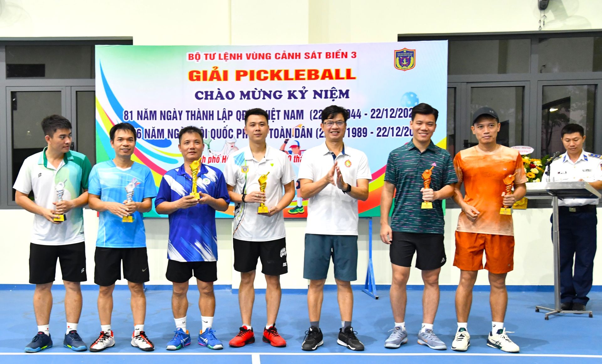 Đại t&aacute; Cao Xu&acirc;n Quận - Ph&oacute; Ch&iacute;nh ủy V&ugrave;ng Cảnh s&aacute;t biển 3 trao Giải đ&ocirc;i nam