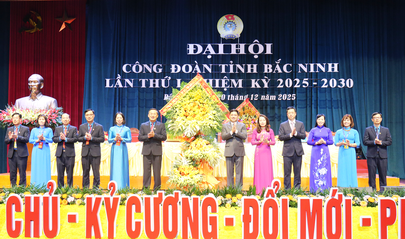 Bí thư Tỉnh ủy Nguyễn Hồng Thái; Phó Bí thư Thường trực Tỉnh ủy Nguyễn Thị Hương, Phó Bí thư Tỉnh ủy, Chủ nhiệm Ủy ban Kiểm tra Tỉnh ủy Trần Huy Phương; Chủ tịch Ủy ban MTTQ tỉnh Nguyễn Thị Hà tặng hoa chúc mừng Đại hội. Bí thư Tỉnh ủy Nguyễn Hồng Thái; Phó Bí thư Thường trực Tỉnh ủy Nguyễn Thị Hương, Phó Bí thư Tỉnh ủy, Chủ nhiệm Ủy ban Kiểm tra Tỉnh ủy Trần Huy Phương; Chủ tịch Ủy ban MTTQ tỉnh Nguyễn Thị Hà tặng hoa chúc mừng Đại hội.