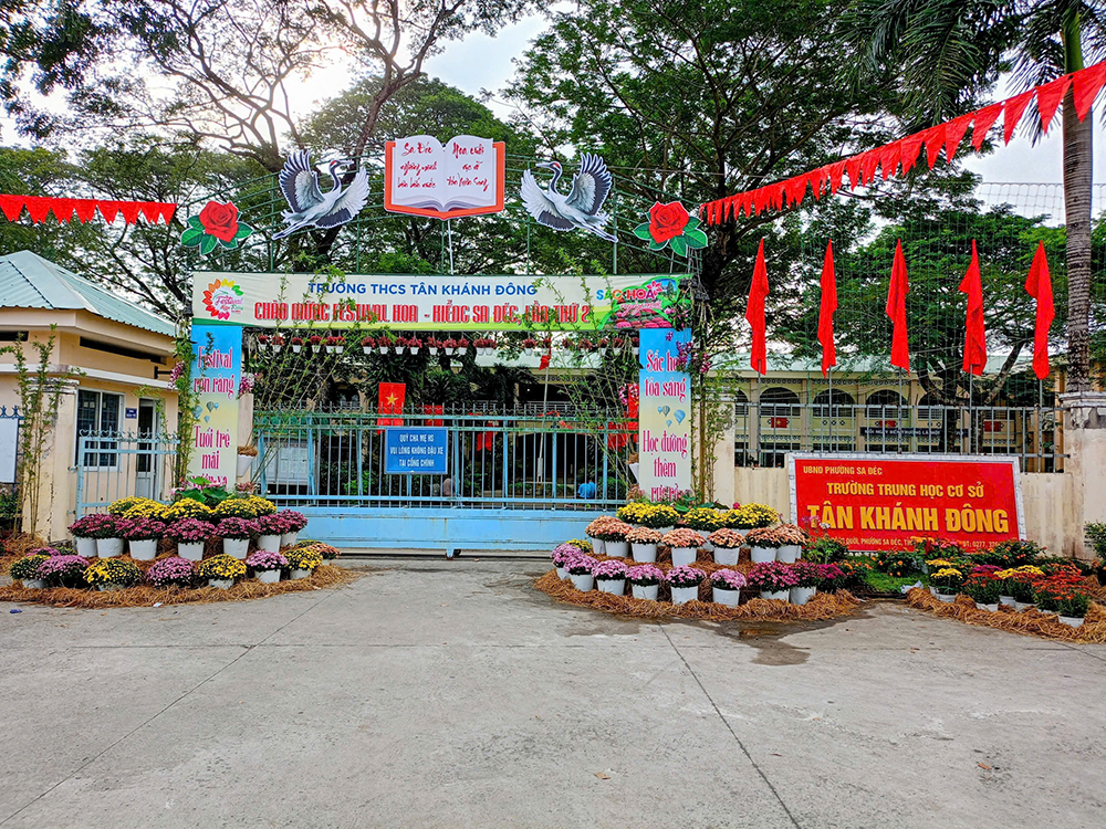 Trường Trung học cơ sở T&acirc;n Kh&aacute;nh Đ&ocirc;ng trang tr&iacute; cổng hưởng ứng Festival