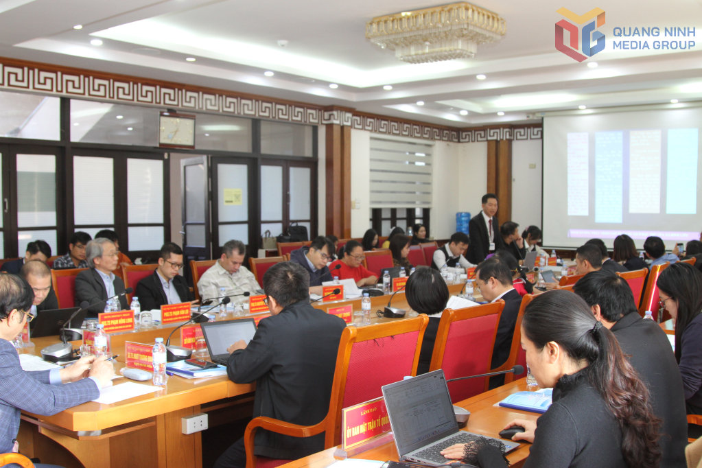 Đại biểu tr&igrave;nh b&agrave;y tham luận tại hội thảo.