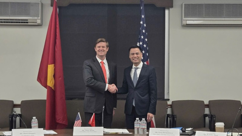 Thứ trưởng Đặng Ho&agrave;ng Giang v&agrave; quyền Trợ l&yacute; Ngoại trưởng Mỹ Fleet White. (Ảnh: Bộ Ngoại giao cung cấp)